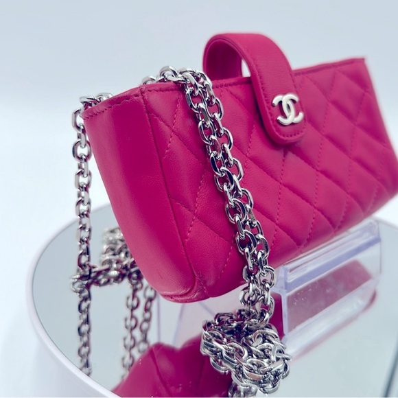 CHANEL Lambskin Quilted Mini Clutch Fuchsia with chain and dustbag - Picture 4 of 9